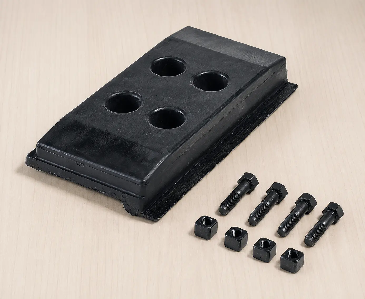 Rubber track pad for asphalt pavers, suitable for various paver models