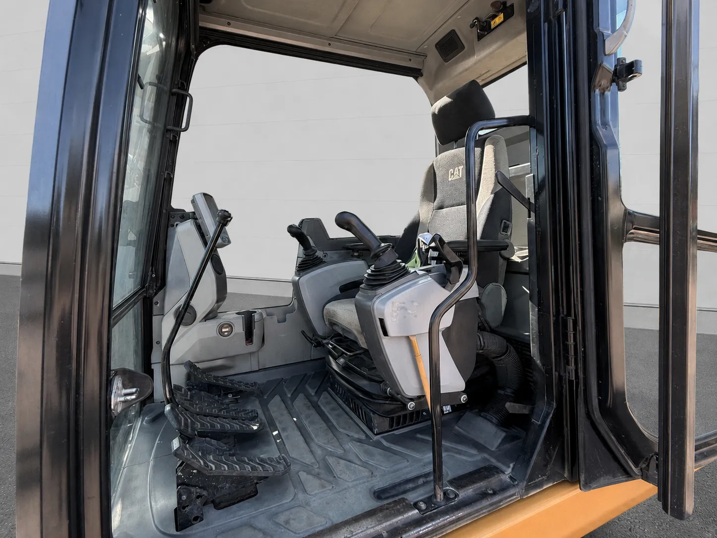 Caterpillar 320 EL operator cab overview