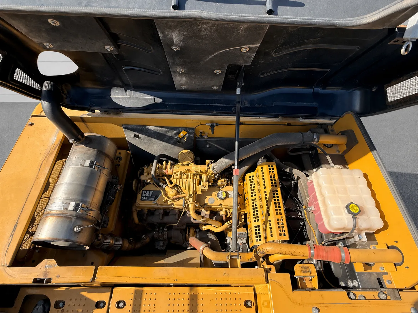 Caterpillar 320 EL excavator engine compartment
