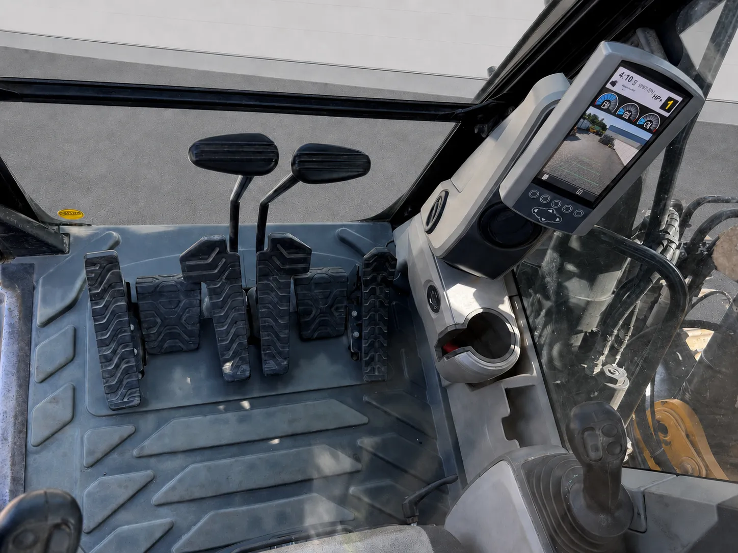 Caterpillar 320 EL operator cab with high resolution display