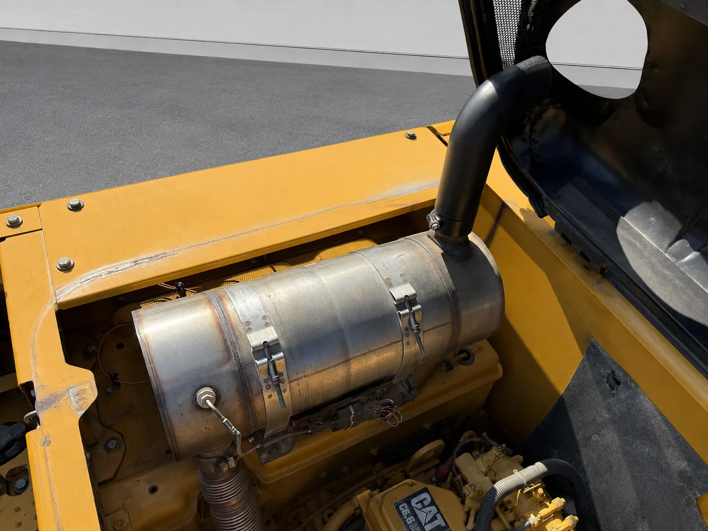 Caterpillar 320 EL excavator front view exhaust