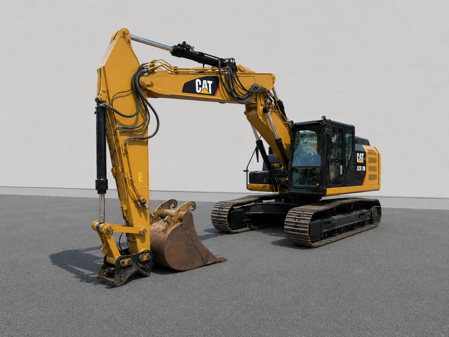 Caterpillar 320 EL excavator front view